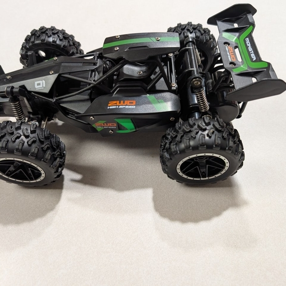 NWT READY TO GO High-Speed Green and Black RC Car - Picture 5 of 7
